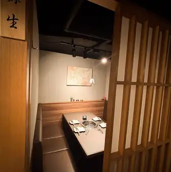 一间可容纳6人的私人房间的景象。在精致现代的日式餐厅中享用顶级美食……