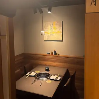 一间可容纳4人的私人房间的景象。灯光昏暗，安静的氛围中播放着爵士乐。