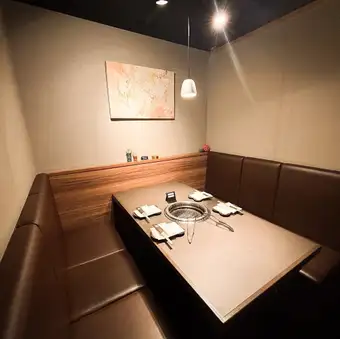 7至18人的团体，我们将安排您在我们的宴会厅就餐。