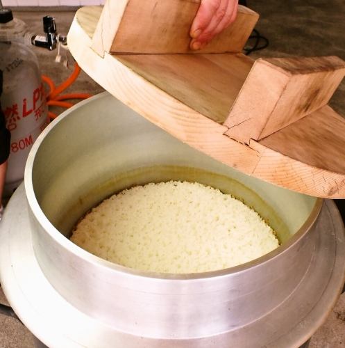 We are proud of the freshly cooked rice cooked in a full-scale pot!