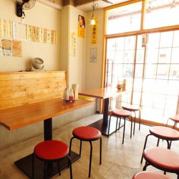 [The seats on the wall side are stylish bench seats ♪] In the clean shop, there are also seats where you can feel the warmth of warm wood ♪ Small and medium-sized banquets ◎ If you have a seat you like Please feel free to contact us!