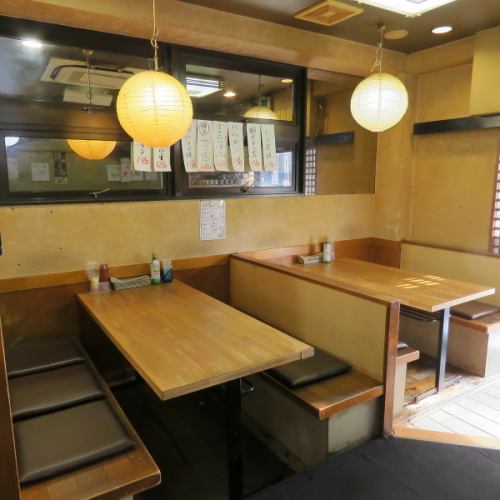 <p>≪落ち着いた和の空間は様々な人数でご利用可能◎≫おひとり様から大人数の宴会まで、幅広い人数に対応。お仕事帰りのちょい飲みに最適なカウンター席、ご家族やご友人とのお食事にぴったりのテーブル席をご用意しています◎落ち着いた和の雰囲気の中で、友人や大切な人との時間をゆったりとお楽しみいただけます。</p>