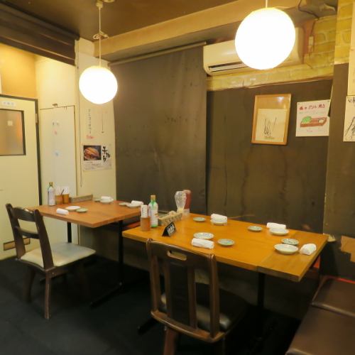 少人数での食事会や、会社の同僚との語らいにもおすすめの席です。落ち着いた雰囲気の中で、ゆっくりとおくつろぎいただけます。