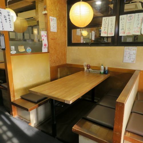 ご家族とのお食事の場としてご利用いただけるテーブル席です。ゆったりと座れる広さなので、お子様連れでも安心してお食事をお楽しみいただけます。