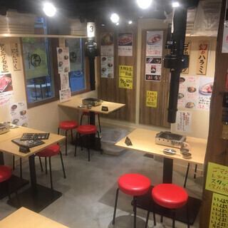 ふたごの店内はパイプいすと卓上のガスコンロという懐かしいテイスト。コンロはお店のコンセプトにこだわり廃盤のコンロを復刻したレア物！流れる音楽も2000年代J-POPで、どこか懐かしさが漂います。