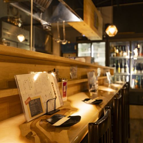 ◆The counter is made of a single piece of wood and has a light. Solo diners are also welcome.