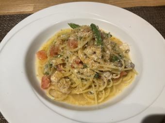 Spaghetti with white fish and vegetables