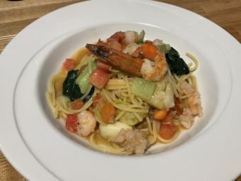 Spaghetti with shrimp and seasonal vegetables