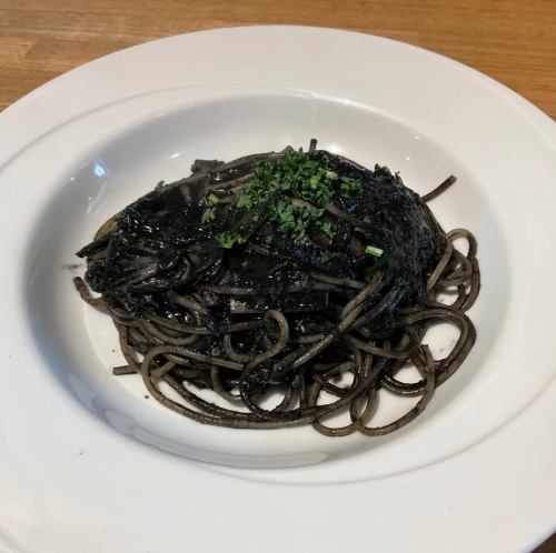 三崎港産イカ墨と青菜のスパゲッティ