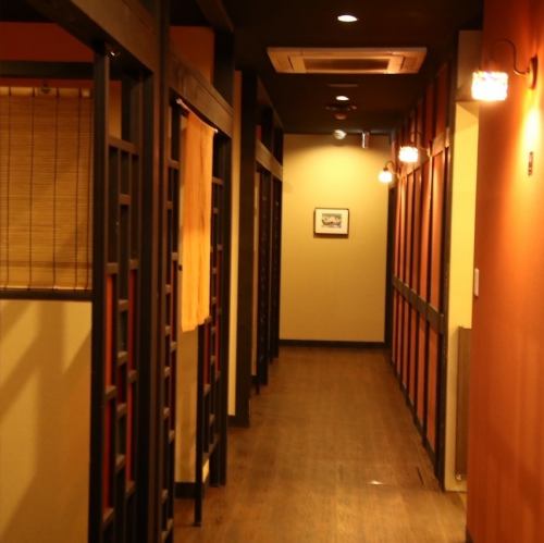 <p>木目を基調にした温かみのある和風モダンな造り。落ち着いた照明とゆとりある配置で、大人数での宴会にも対応可能です。友人同士、接待、家族でのお祝いまで幅広いシーンにマッチする上質な空間が広がります♪</p>