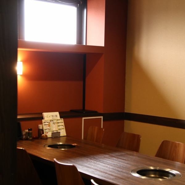 4名・6名・8名掛けのテーブル席を完備しており、グループ利用に最適。テーブルの配置にゆとりがあり、隣席を気にせずに会話や食事を楽しめます。最大16名まで収容可能なテーブルセッティングで、宴会・歓送迎会にもおすすめです◎