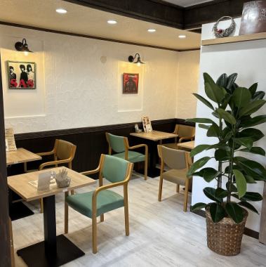 2025年12月にOPENした当店。茅ヶ崎・湘南のオシャレな雰囲気を感じられる店内です。テーブル席は8席ご用意ございます。焼き芋とこだわりのコーヒーでゆっくりとした時間をおすごしください。