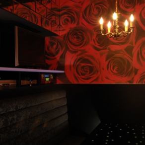 【Rose】壁に咲き乱れる鮮烈な赤い薔薇