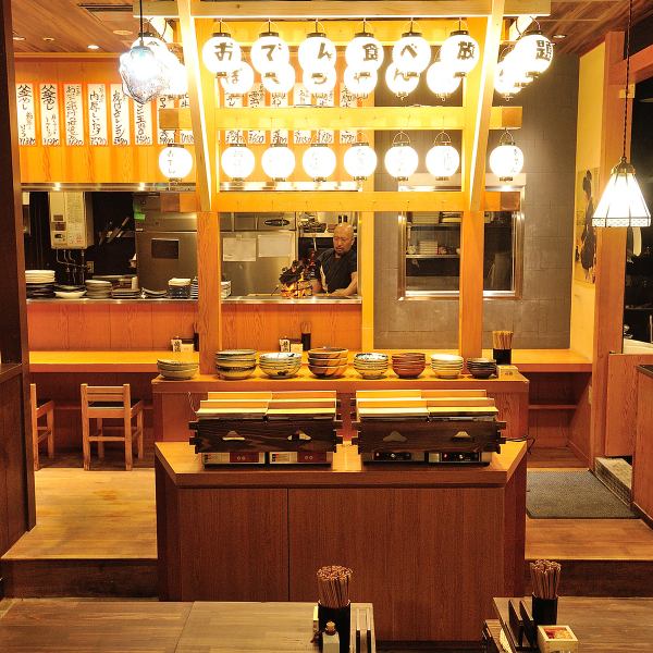 【臨場感の溢れる炉端焼き★北浜駅徒歩2分！】店内の中心で炎上がる炉端焼き！活気溢れる中、お食事を楽しんでいただけます。カウンター席は広々ベンチ席となっております^^ 2名様～テーブル席あり、3～4名様のBOX席も完備しており、8～12名様程度の中規模宴会、最大36名様までの大宴会も対応可能です◎