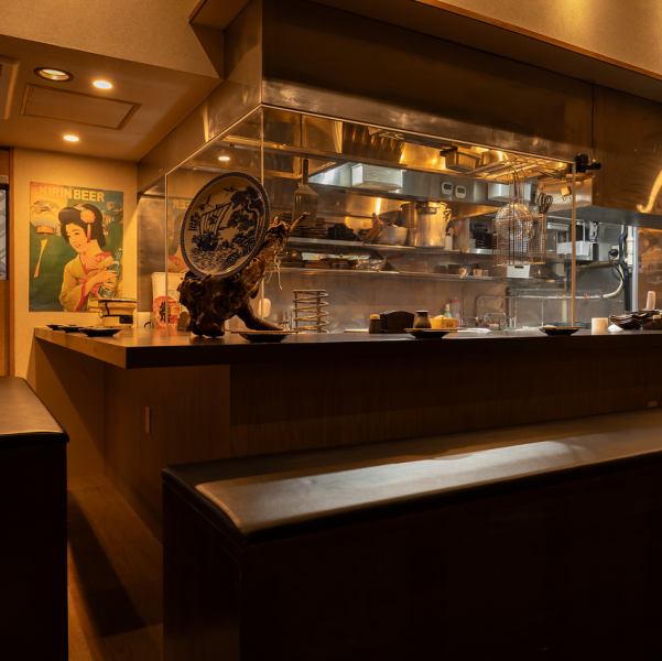 【臨場感の溢れる炉端焼き★北浜駅6番出口より徒歩1分！】店内の中心で炎上がる炉端焼き！活気溢れる中、お食事を楽しんでいただけます。カウンター席は広々ベンチ席となっております^^ 2名様～テーブル席あり、3～4名様のBOX席も完備しており、8～12名様程度の中規模宴会、最大36名様までの大宴会も対応可能です◎