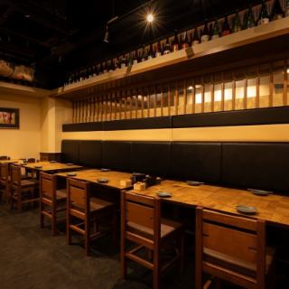 テーブルのお席は、温もりを感じる木のテーブルと椅子には座り心地の良い丸い座布団をご用意しております。カジュアルながらも落ち着いた空間が広がり、友人や家族と肩を並べて食事を楽しむのに最適。普段使いからご宴会利用にも◎リラックスした雰囲気の中で、心ゆくまで料理を堪能できる空間をご提供いたします！