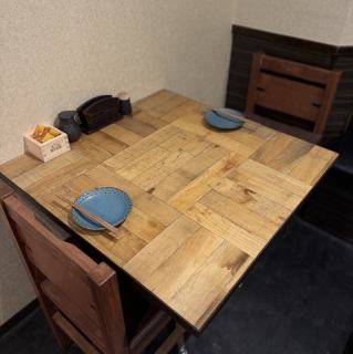 落ち着いた雰囲気のこちらのお席は、木の温もりが感じられるテーブルと、ゆったりとしたソファ席が特徴です。プライベート感があり、友人や恋人との会話を楽しむのに最適な空間◎ゆったり静かな環境で、心地良いお時間を過ごしていただけます。デートや女子会にもおすすめですので、是非ご利用くださいませ。