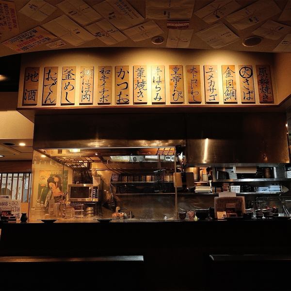 【臨場感の溢れる炉端焼き★北浜駅6番出口より徒歩1分！】店内の中心で炎上がる炉端焼き！活気溢れる中、お食事を楽しんでいただけます。カウンター席は広々ベンチ席となっております^^ 2名様～テーブル席あり、3～4名様のBOX席も完備しており、8～12名様程度の中規模宴会、最大36名様までの大宴会も対応可能です◎