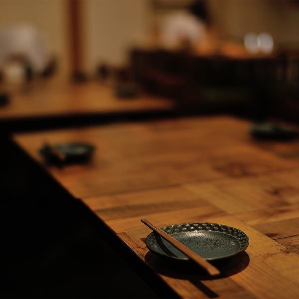 北浜駅６番出口から徒歩約1分の好立地に位置する当店は、アクセス抜群！可愛らしいロゴが描かれた暖簾が目印で、訪れるお客様を温かく迎えます。仕事帰りやお出かけの際に、気軽に立ち寄れるアットホームな雰囲気が魅力◎美味しい料理と素敵な時間をぜひお楽しみください！