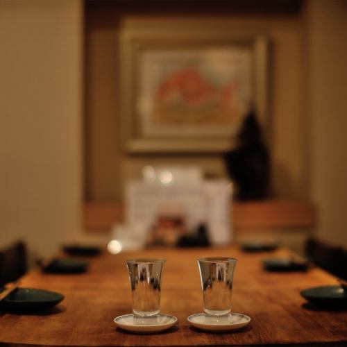 落ち着いた雰囲気のこちらのお席は、木の温もりが感じられるテーブルと、ゆったりとしたソファ席が特徴です。プライベート感があり、友人や恋人との会話を楽しむのに最適な空間◎ゆったり静かな環境で、心地良いお時間を過ごしていただけます。デートや女子会にもおすすめですので、是非ご利用くださいませ。