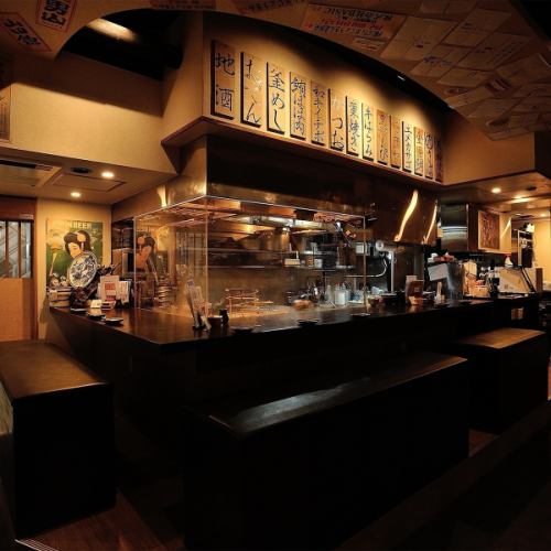 広々としたカウンター席は、目の前で調理される様子を楽しみながら、職人の技を間近で感じることができます。シンプルで落ち着いた雰囲気の中で、お一人様でのご利用や、友人、恋人とご一緒にリラックスして食事を楽しめる空間が広がっています。焼きたてのお料理を堪能しながら、特別なひとときをお過ごしください。