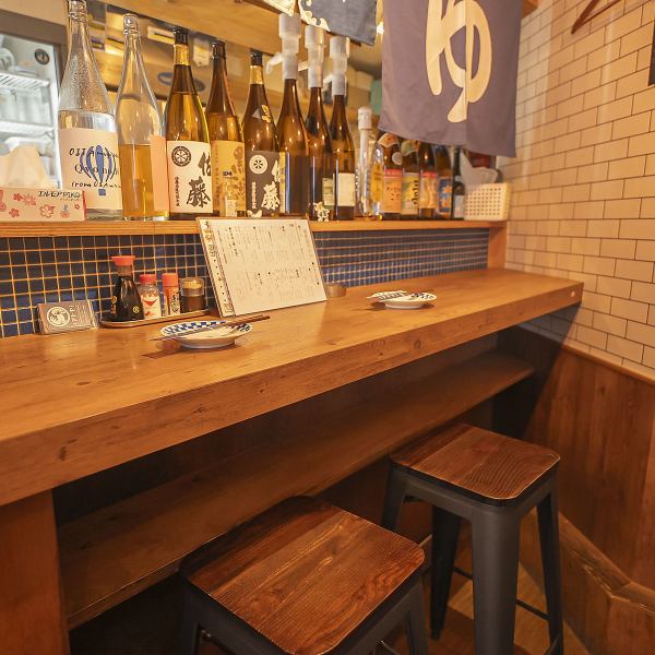 木目調で暖かみのあるカウンター席をご用意◎調理の様子を眺めながら、ゆったりと料理をお楽しみいただけます。落ち着いた雰囲気ながらもカジュアルに使える大衆酒場なので、お一人様でのサク飲みはもちろん、大切な方とのデートでのご利用にも最適です♪新鮮な旬魚とこだわりの日本酒を心ゆくまでご堪能ください。