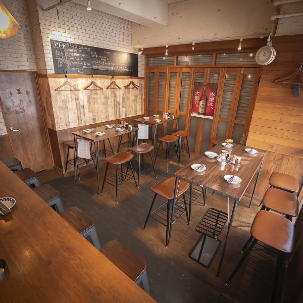 4名様や6名様まで座れるテーブル席をご用意しております◎大衆居酒屋のような賑やかさの中で、気兼ねなく料理やお酒をご堪能いただけます。友人との飲み会や仕事仲間との集まりなど普段使いはもちろん、グループでの宴会利用にも最適!肩肘張らずにカジュアルに使える大衆酒場で、楽しいひとときをお過ごしください。