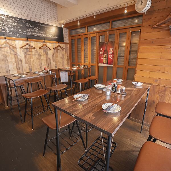 開放感溢れる温かな雰囲気の店内には、木目調で暖かみのあるカウンター席やテーブル席など全21席をご用意。大衆居酒屋の賑やかさを楽しみながら、リラックスして過ごせます。友人との飲み会などカジュアルな集まりにも最適です◎店内は貸切も可能。事前にご相談いただければ、人数やご予算に応じてご提案いたします!