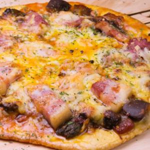 GYUUU Best Seller! Meat-filled pizza