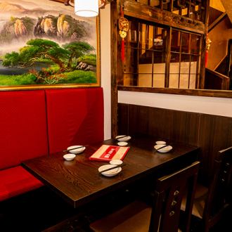 【お食事/ちょい飲みに最適のテーブル席】 中華の定食が食べたい、ちょっと飲んでから帰りたい、そんな気分の時に個室しかないお店だとちょっと抵抗感がでてしまうもの。そんな時にオススメの開放的なテーブル席もございます。