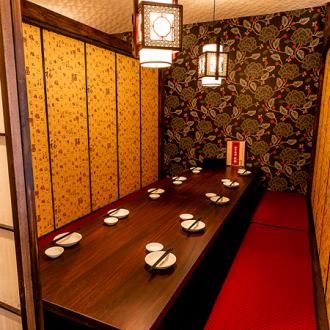 【団体向け個室】 ちょっとした集まりなどにちょうどいい大きさの個室もご用意ございます。会社や仲間内での打ち上げや慰労会、暑気払いなどのご宴会で人気のお席です。