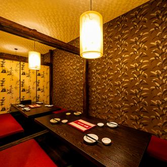 【中人数～団体様向け】 ８名様～のお客様にもご利用しやすい個室をご用意しております。人数に合わせて個室を準備させて頂きます。お子様連れのご家族様や、友人との急な飲み会などでぜひご利用下さい。