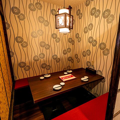 【デート・接待】少人数向けのお席もご用意がございます。襖つき完全個室で、周りを気にせずに大切な時間をお愉しみ頂けます。少人数向けの個室は数に限りがございますので、ご検討中の方はお早めにお問合せ下さい。