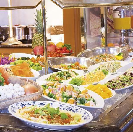 信州産の新鮮野菜や食材を使用したビュッフェが大人気！