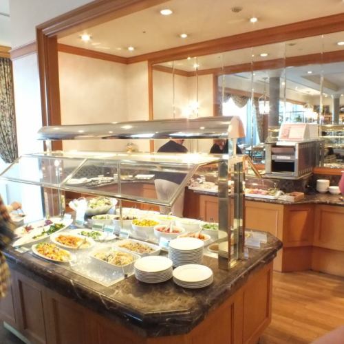 お料理はビュッフェ形式！