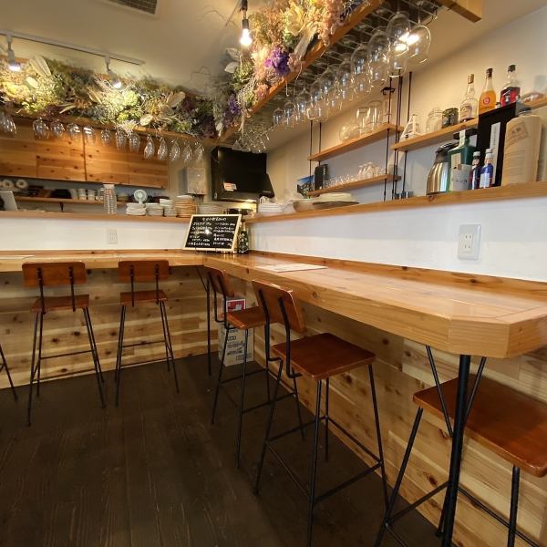 [One person or a small number of customers are welcome] There are 5 counter seats, 1 table for 2 people, and 2 tables for 4 people in the store! Please come to the store for a drinking party ◎