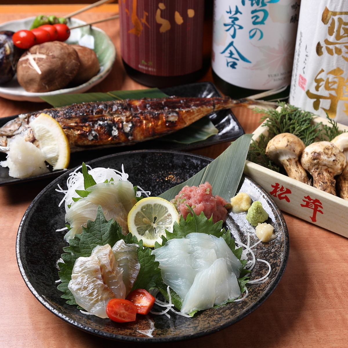 目利きのプロが厳選した新鮮な海鮮を炉端焼きや刺身で楽しめます