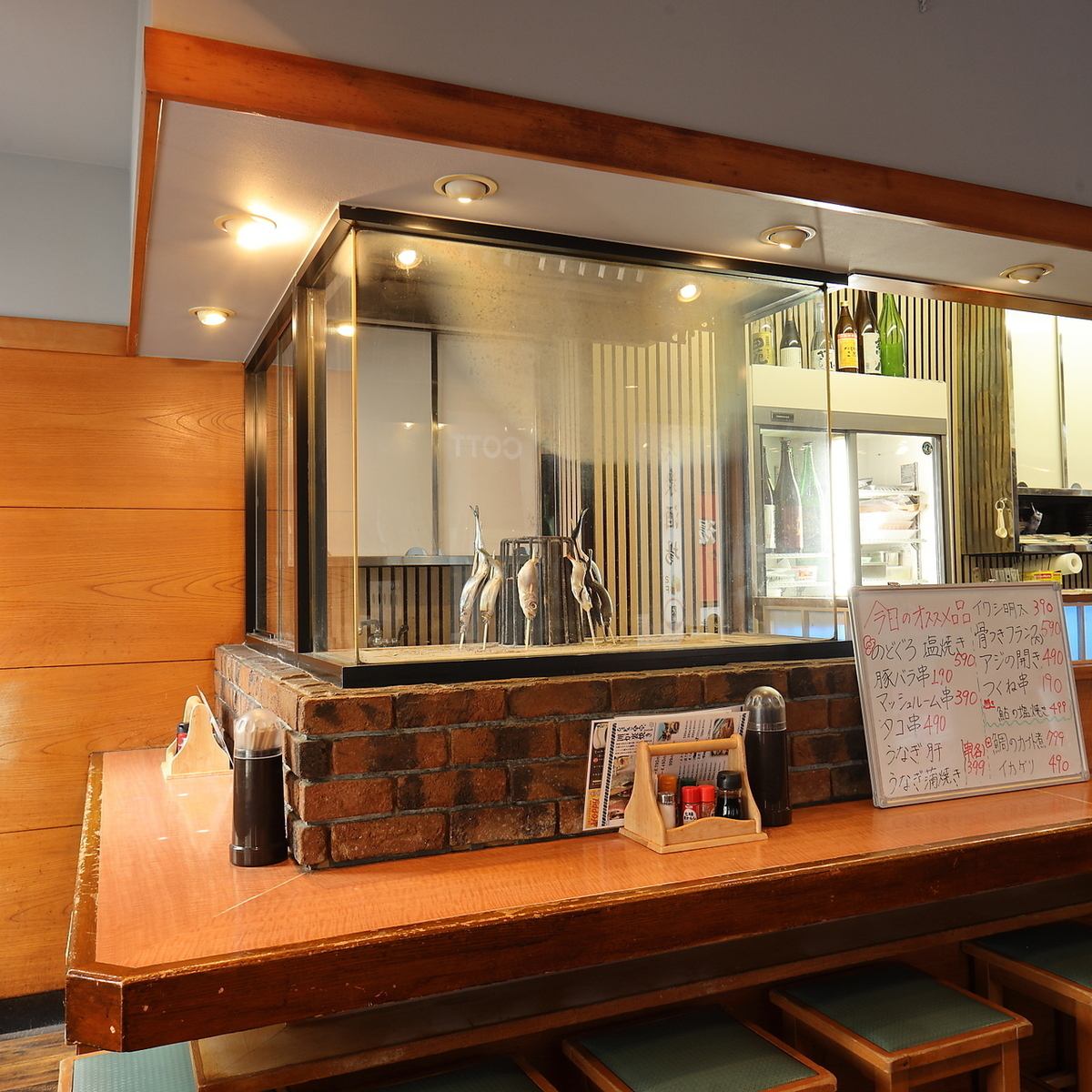 店内はアットホーム空間！目の前で焼きを見ることができる席も◎