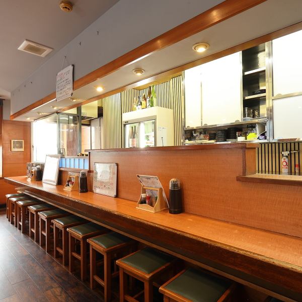 目の前でじっくり焼かれる魚を見ながらお食事を楽しめるカウンター席はデートやご友人とのお食事にピッタリ！もちろんお1人様も大歓迎です！またスタッフとの会話も楽しめる特別なお席となっております。ご予約はお早めに！