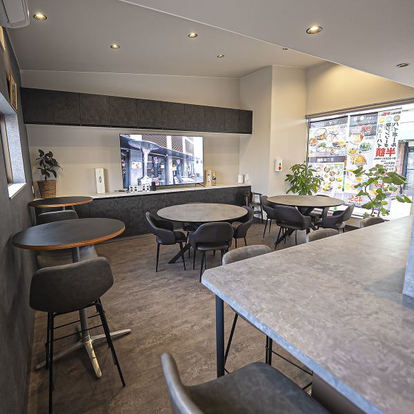 【近所の集まり、デートや女子会にも最適！】ランチタイム、ディナータイムともに営業しております！ランチタイムではお得なランチはもちろん、明るい店内でお酒をお楽しみいただけます♪夜はやわらかな照明を浴びながら、ゆったりと食事をご堪能ください。ご友人や仲間との集まりの時は、コース利用もおすすめです！