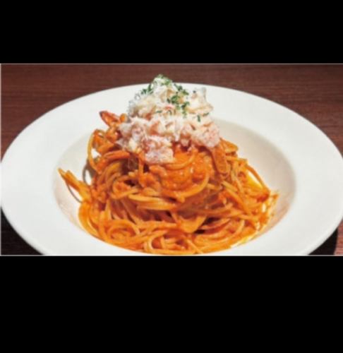 Spaghetti with crab meat and tomato sauce