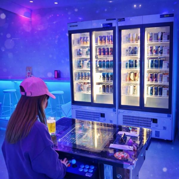 広々テーブル席は大人数でのご利用可能◎お洒落なネオンを背景に、オープンで開放感ある空間が仲間との時間を彩ります。パーティーや二次会など、多様なシーンにフィットするレイアウトで、大人数でも会話が弾むデザイン。居心地の良い、ダイニングビアバーです。