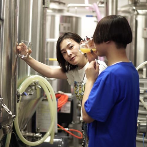 醸造所併設の出来立てのクラフトビールを愉しむ。
