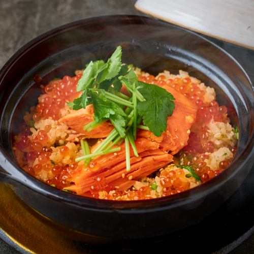 We are proud of our earthenware pot rice made with seasonal seafood!