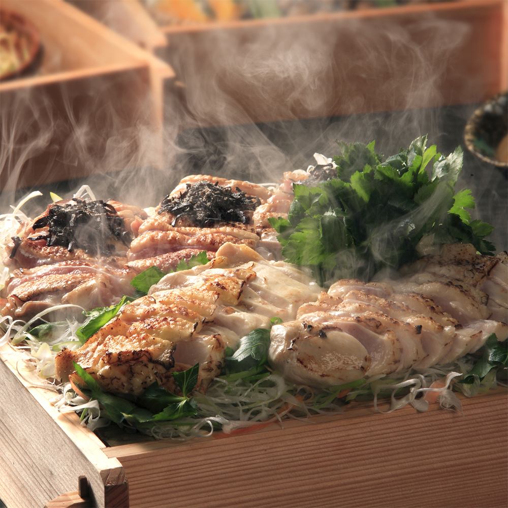 有许多精美的菜肴，例如竹蒸笼和使用时令食材精心挑选的yukhoe。