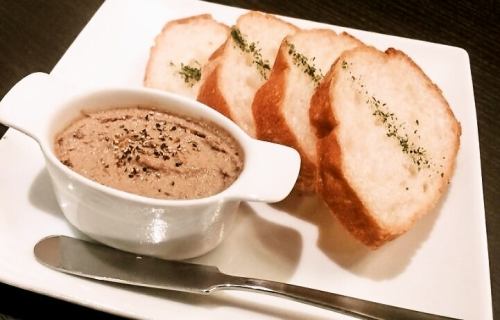 Rich chicken liver pate (with baguette)