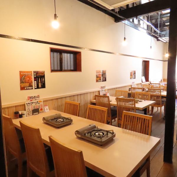 [Table seats] We have 4 tables available for 2 people or more.It's perfect for a quick drink after work or for various parties.Please use it in a variety of situations.