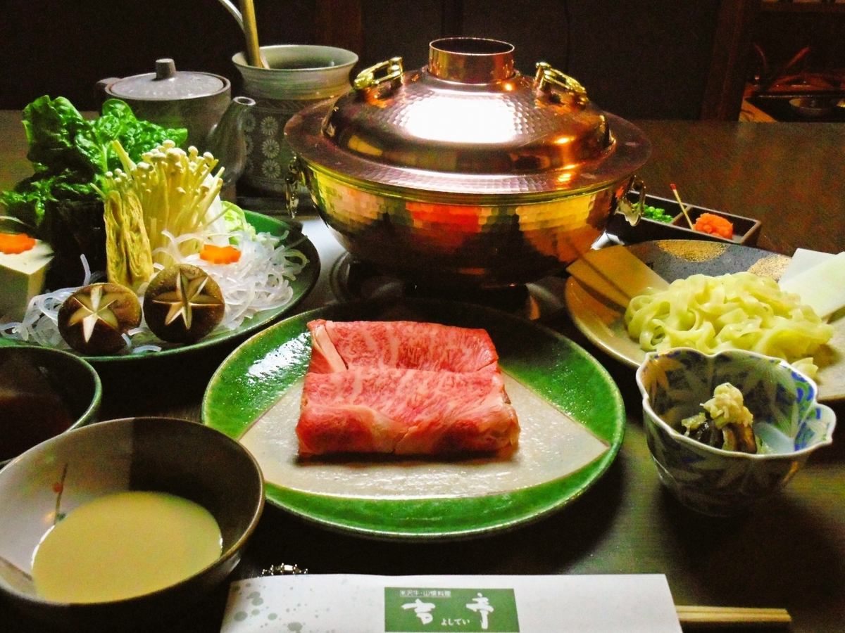 米沢牛霜降りロースのしゃぶしゃぶで贅沢な気分も味わおう。
