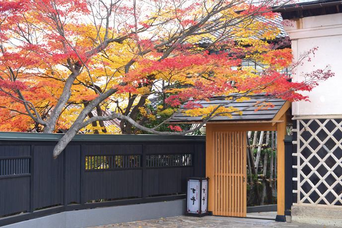 建物は大正8年に建築された、文化庁登録の有形文化財。元米沢織の織元の母屋をつかった落ち着けるお店。お座敷個室×6部屋、テーブル個室×2部屋、大団体様向けのお座敷席（最大108名）もございます。