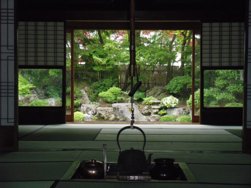 江戸末期からの日本庭園を眺めながら、おいしい食事を堪能できる。癒しのひとときを。